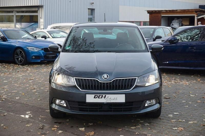 Grau Gebraucht 2017 Skoda Fabia Ambition Limousine | 7.890 € (Fairer Preis) - Bild 1/4