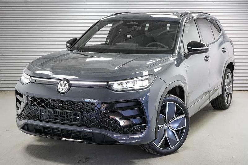 Delfingrau metallic (b0) Neu 2025 VW Tayron R-line SUV | 59.091 € (Fairer Preis) - Bild 1/4