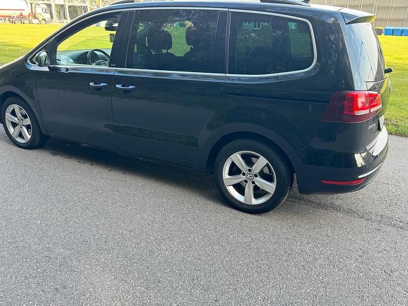 Gebraucht VW Sharan Allstar 150 PS (110 kW) 2016 Schwarz Van / Kleinbus