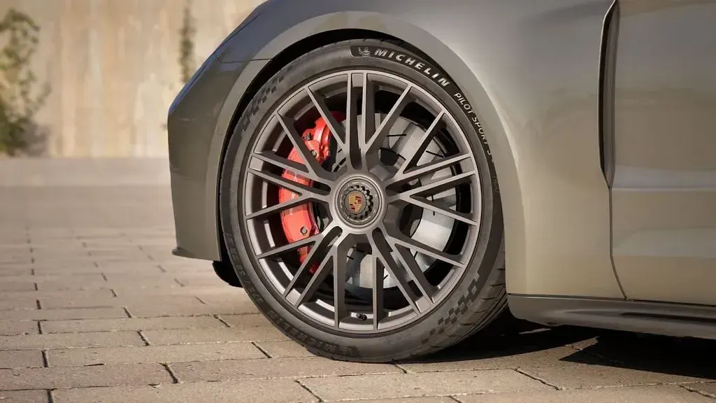 Neu Porsche Panamera GTS 500 PS (367 kW) 2026 Aventuringrünmetallic Kleinwagen