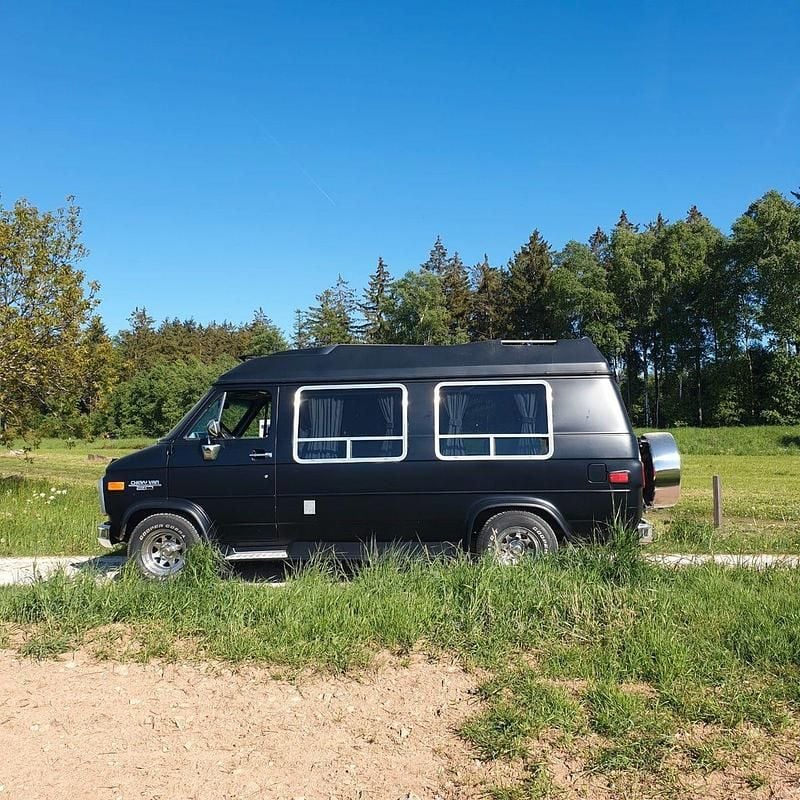 Second-hand Chevrolet G 200 CP (147 kW) 1992 Negru Van