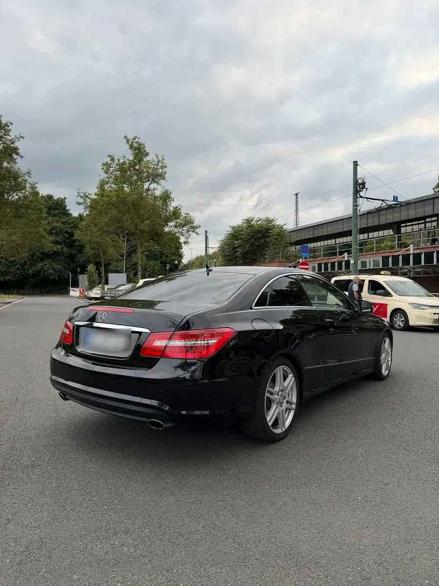 Gebraucht Mercedes E350 AMG 265 PS (194 kW) 2012 Schwarz Coupé