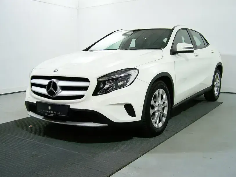 Gebraucht Mercedes GLA200 156 PS (114 kW) 2014 Calcitweiss/zirrusweiss SUV