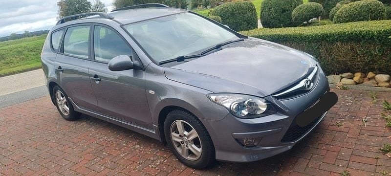 Grau Gebraucht 2013 Hyundai i30 Classic Kombi | 5.900 € (Superpreis) - Bild 1/4