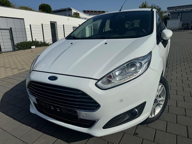 Weiß Gebraucht 2016 Ford Fiesta Titanium Kleinwagen | 5.980 € (Guter Preis) - Bild 1/4
