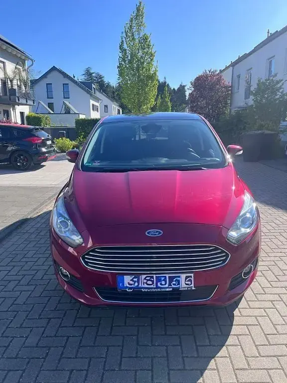 Używany Ford S-MAX Titanium 241 KM (177 kW) 2017 Czerwony Minivan