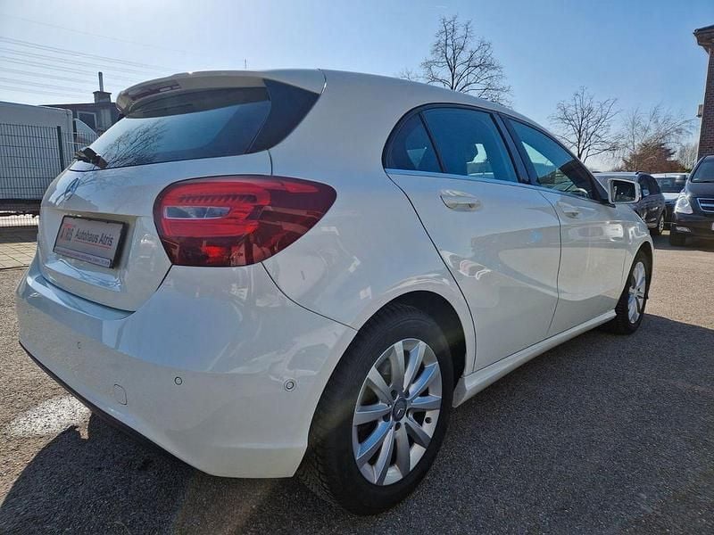 Gebraucht Mercedes A180 122 PS (89 kW) 2016 Weiß Limousine