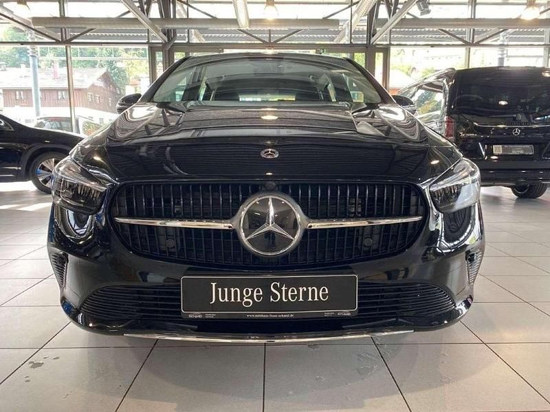 Gebraucht Mercedes B200 Advanced 163 PS (119 kW) 2024 Metalliclack kosmosschwarz Van / Kleinbus