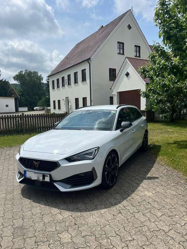 Weiß Gebraucht 2024 Cupra Leon VZ Kombi | 31.900 € (Fairer Preis) - Bild 1/4