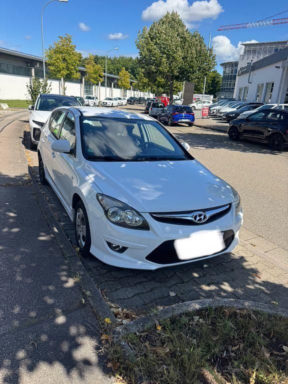 Weiß Gebraucht 2010 Hyundai i30 Classic Limousine | 2.399 € (Guter Preis) - Bild 1/4