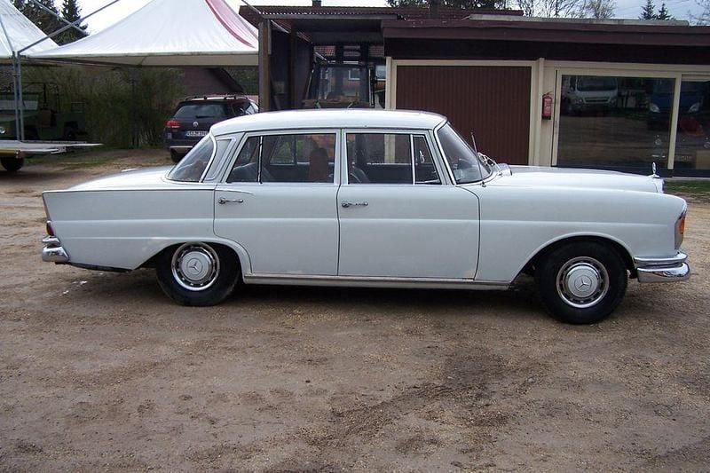 Gebraucht Mercedes 230 120 PS (88 kW) 1967 Weiß Limousine