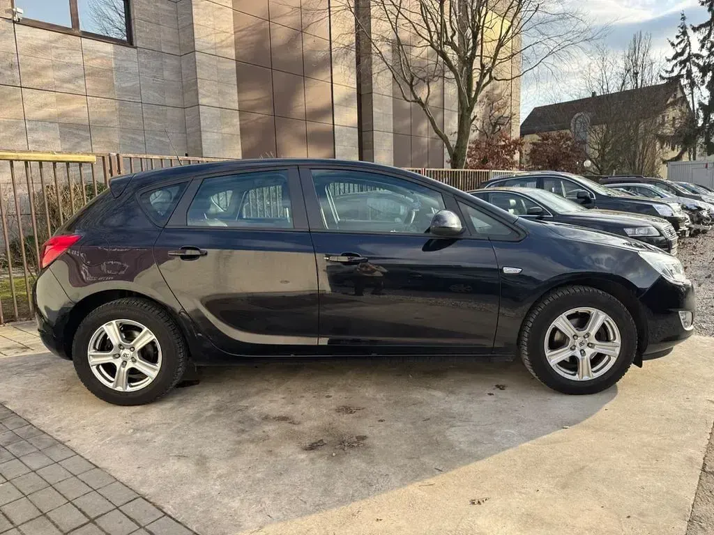 Używany Opel Astra Selection 101 KM (74 kW) 2010 Czarny Sedan/Limuzyna
