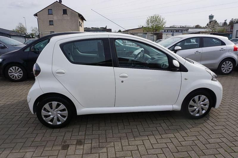 Gebraucht Toyota Aygo Cool 68 PS (50 kW) 2013 Weiß Kleinwagen