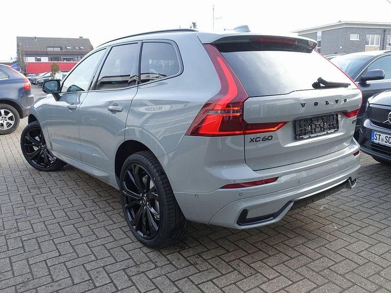 Neu Volvo XC60 Plus 250 PS (183 kW) 2026 Grau SUV