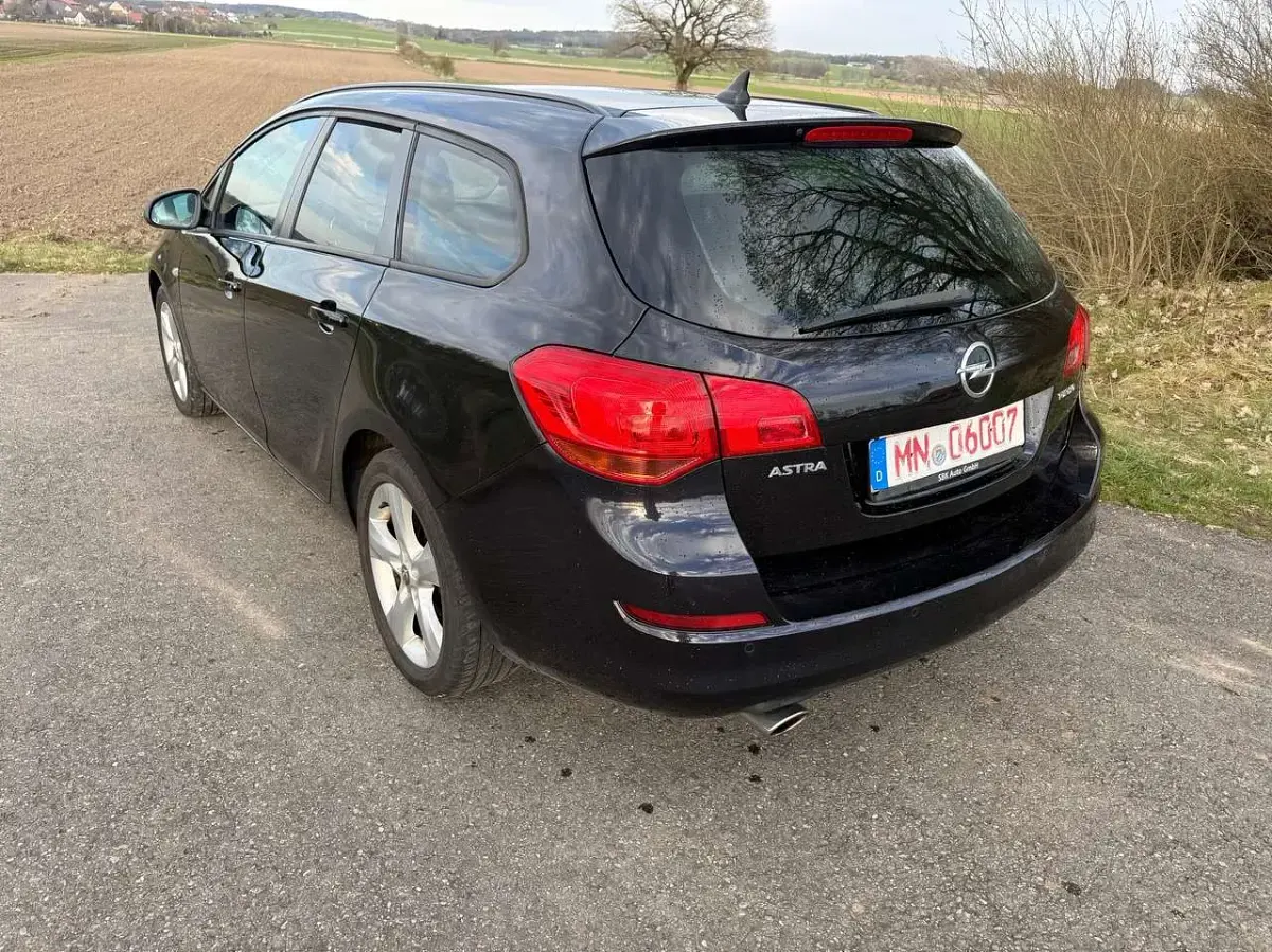 Gebraucht Opel Astra Design Edition 140 PS (102 kW) 2011 Saphirschwarz mineraleffekt Kombi