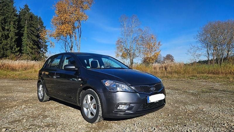 Gebraucht Kia Ceed Edition 7 90 PS (66 kW) 2012 Grau Kleinwagen