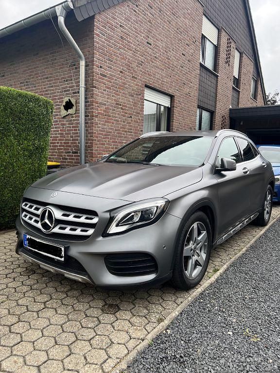 Grau Gebraucht 2019 Mercedes GLA200 AMG SUV | 19.500 € - Bild 1/4