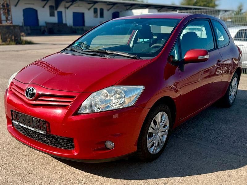 Rot Gebraucht 2010 Toyota Auris Life+ Limousine | 3.990 € (Guter Preis) - Bild 1/4