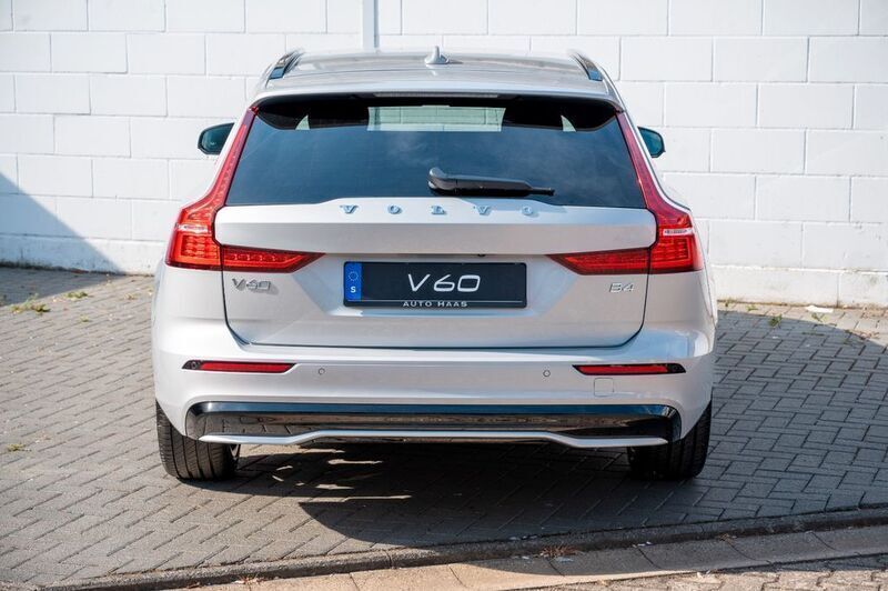 Gebraucht Volvo V60 Plus 197 PS (144 kW) 2022 Silver dawn / metallic Kombi