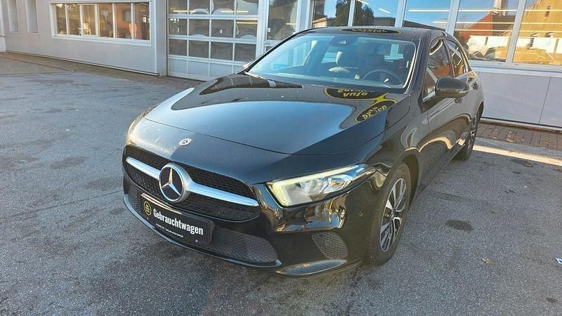 Schwarz Gebraucht 2022 Mercedes A180 Limousine | 14.790 € (Superpreis) - Bild 1/4