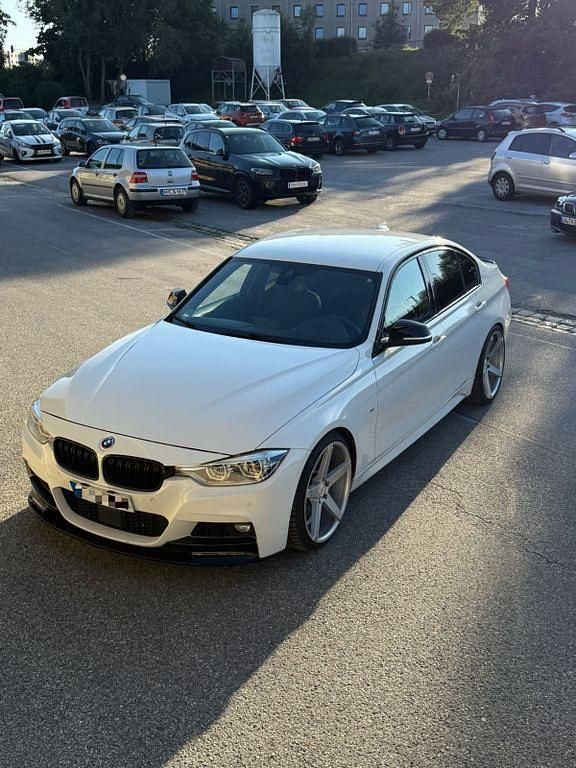 Weiß Gebraucht 2016 BMW 330 M Sport Limousine | 18.999 € (Etwas zu teuer) - Bild 1/4