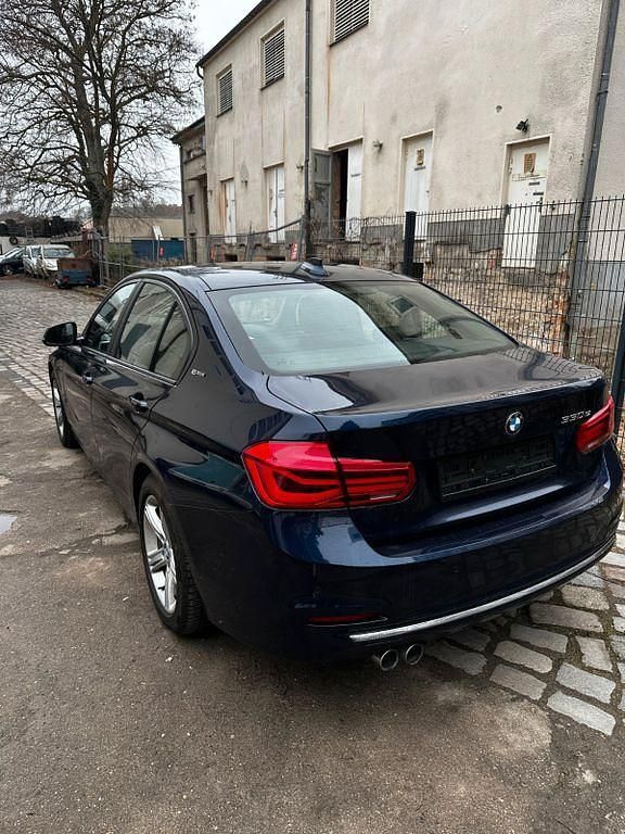 Gebraucht BMW 330e Advantage 184 PS (135 kW) 2018 Blau Limousine