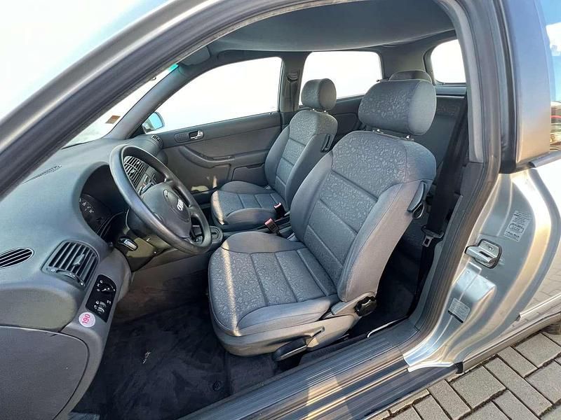 Second-hand Audi A3 Attraction 125 CP (91 kW) 1996 Argintiu Hatchback