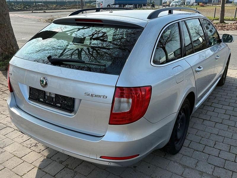 Gebraucht Skoda Superb Ambition 125 PS (91 kW) 2011 Silber Kombi