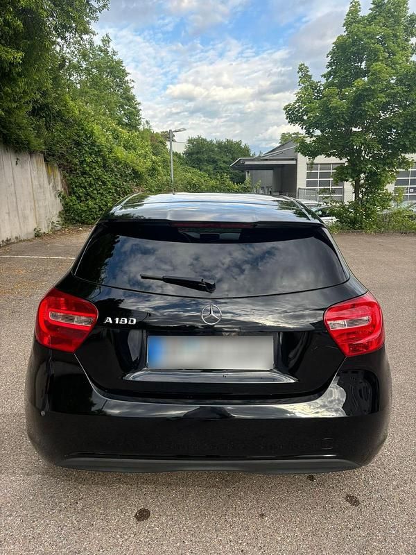 Gebraucht Mercedes A180 122 PS (89 kW) 2014 Schwarz Kleinwagen