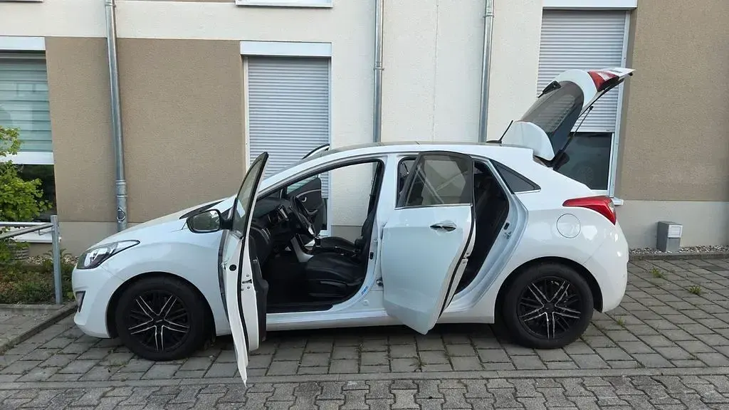 Gebraucht Hyundai i30 Edition 110 PS (80 kW) 2014 Weiß Limousine