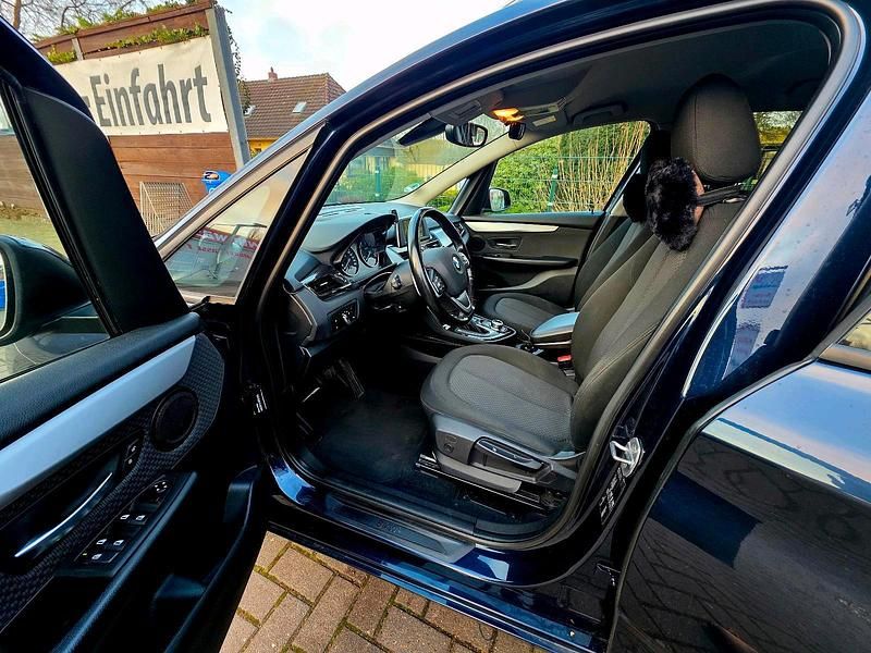 Blau Gebraucht 2017 BMW 218 Gran Tourer Van / Kleinbus | 14.499 € (Fairer Preis) - Bild 1/4