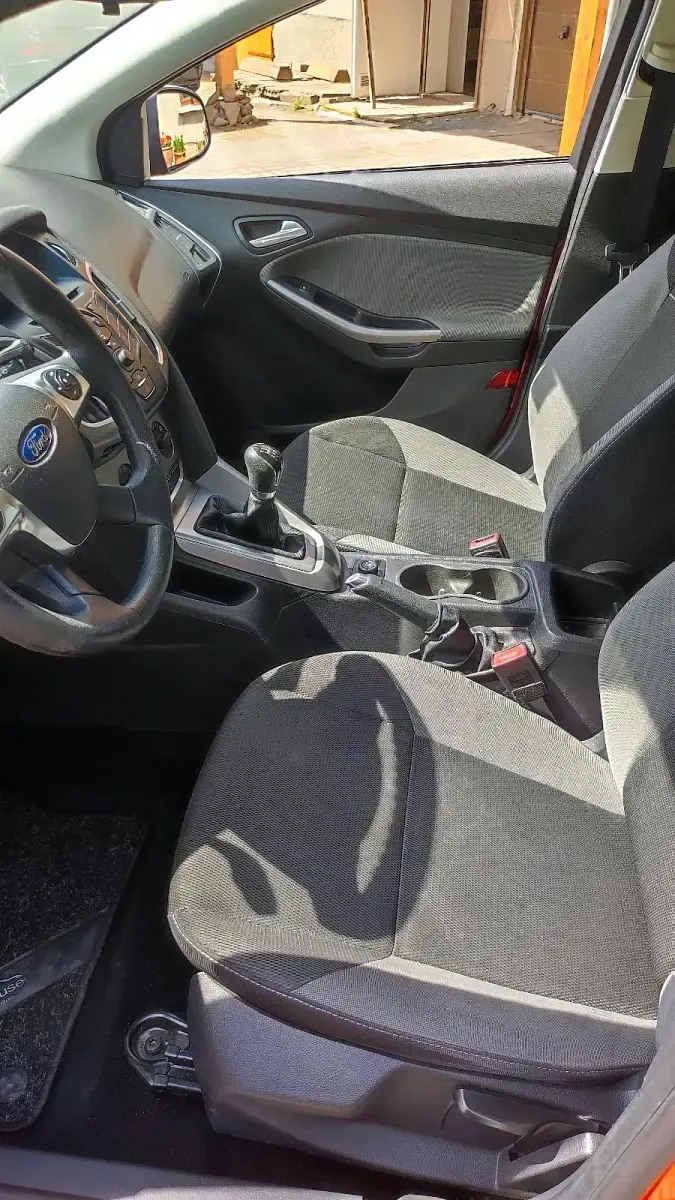 Gebraucht Ford Focus Trend 100 PS (73 kW) 2014 Rot Limousine