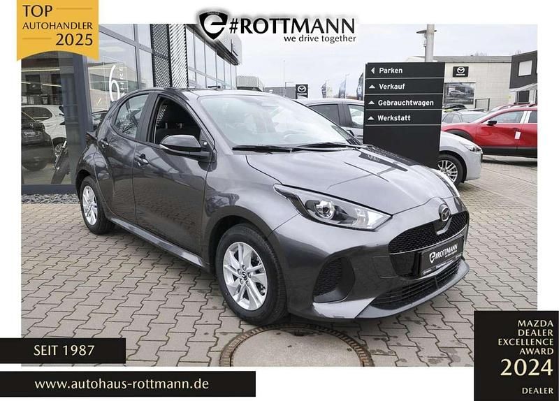 Grau (lead grey metallic) Neu 2025 Mazda 2 Center-Line Kleinwagen | 23.370 € (Fairer Preis) - Bild 1/4