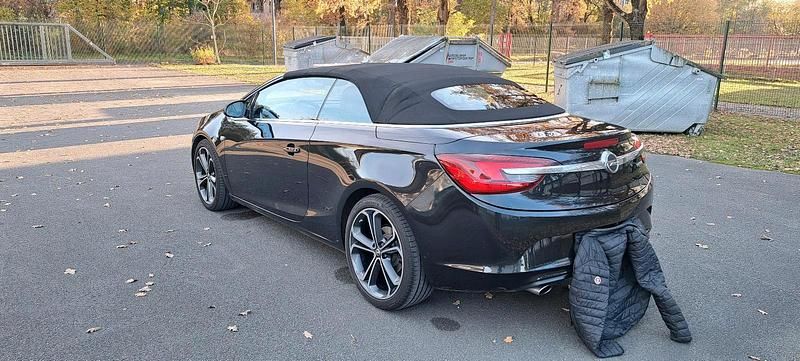 Second-hand Opel Cascada 170 CP (125 kW) 2015 Negru Cabrio