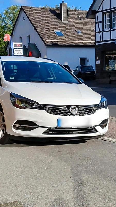 Weiß Gebraucht 2021 Opel Astra Kombi | 14.700 € (Guter Preis) - Bild 1/4