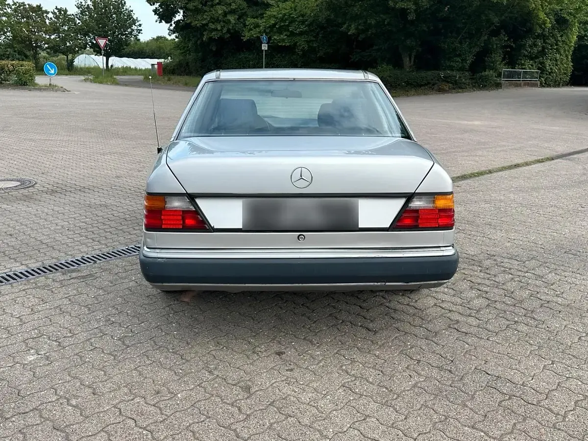 Gebraucht Mercedes 200 118 PS (86 kW) 1991 Silber Limousine
