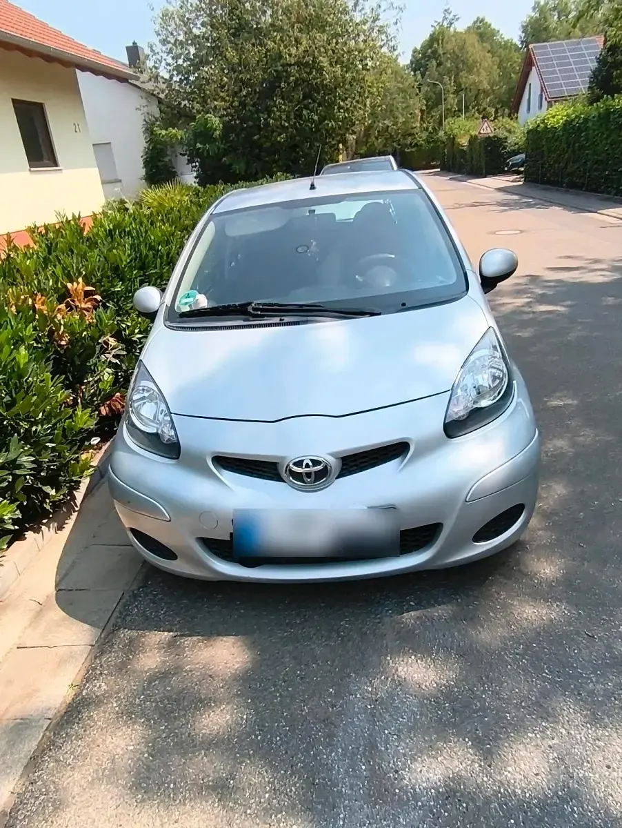 Gebraucht Toyota Aygo 68 PS (50 kW) 2011 Silber Kleinwagen