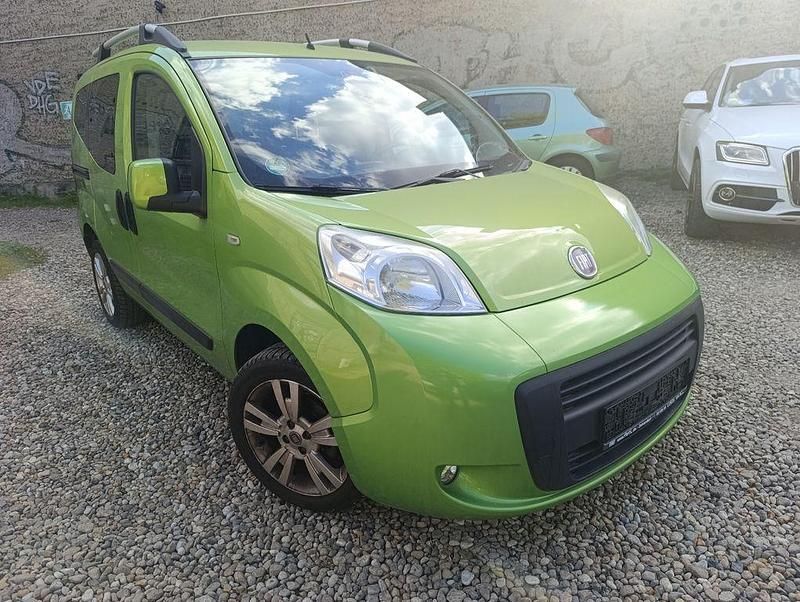 Grün Gebraucht 2012 Fiat Qubo Trekking Van / Kleinbus | 5.450 € (Fairer Preis) - Bild 1/4