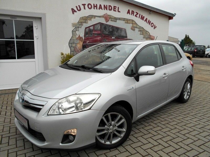 Platinsilber metallic Gebraucht 2013 Toyota Auris Hybrid Life Limousine | 8.990 € (Fairer Preis) - Bild 1/4