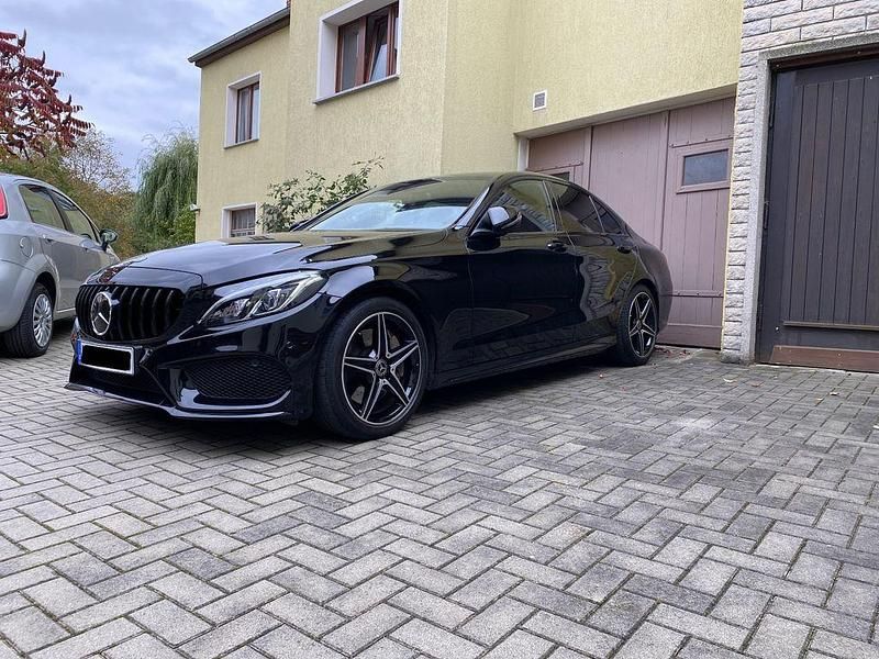 Schwarz Gebraucht 2017 Mercedes C250 AMG line Limousine | 20.480 € (Fairer Preis) - Bild 1/4