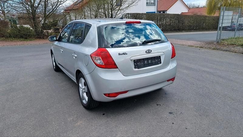 Usata Kia Ceed 116 CV (85 kW) 2011 Argento Utilitaria