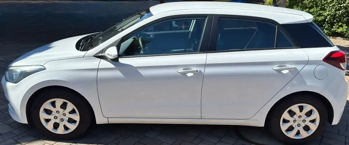 Gebraucht Hyundai i20 Classic 75 PS (55 kW) 2016 Weiß Limousine