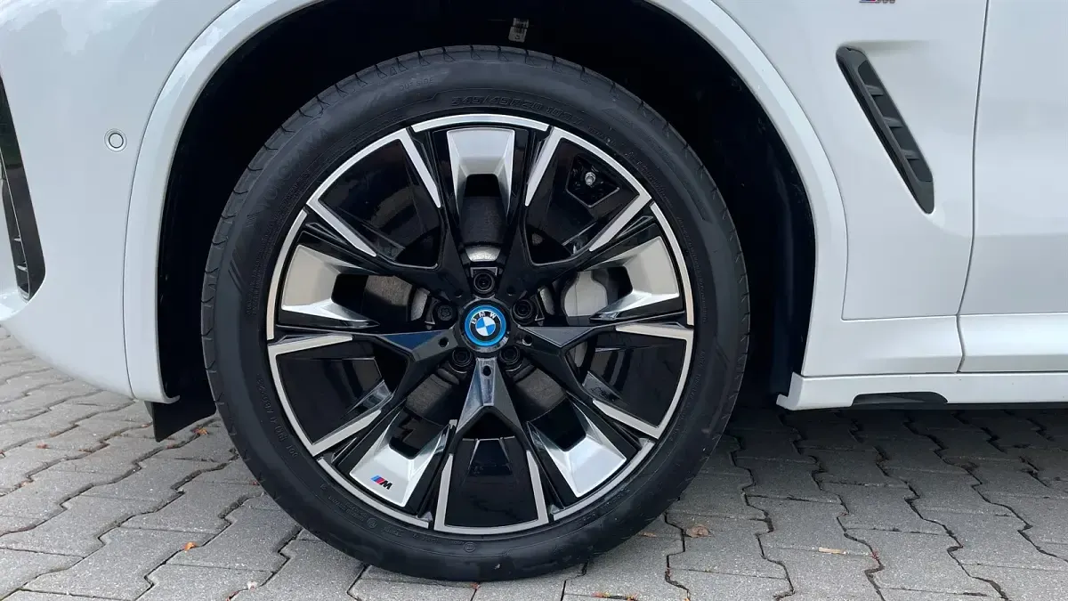 Gebraucht BMW iX3 Impressive 210 kW (286 PS) 2023 Mineralweiß metallic SUV