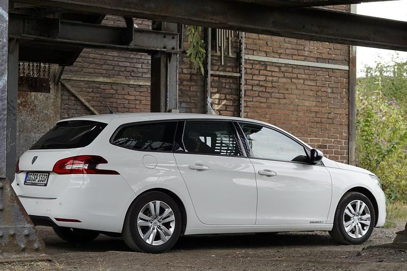 Gebraucht Peugeot 308 SW Access 131 PS (96 kW) 2014 Weiß Kombi