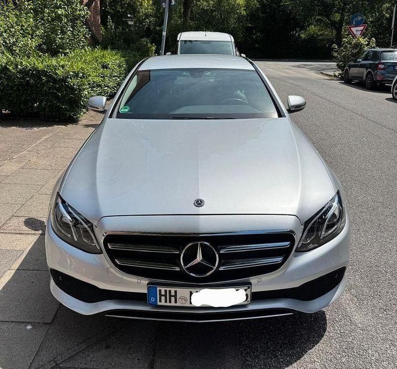 Silber Gebraucht 2019 Mercedes E220 Limousine | 28.000 € (Superpreis) - Bild 1/4