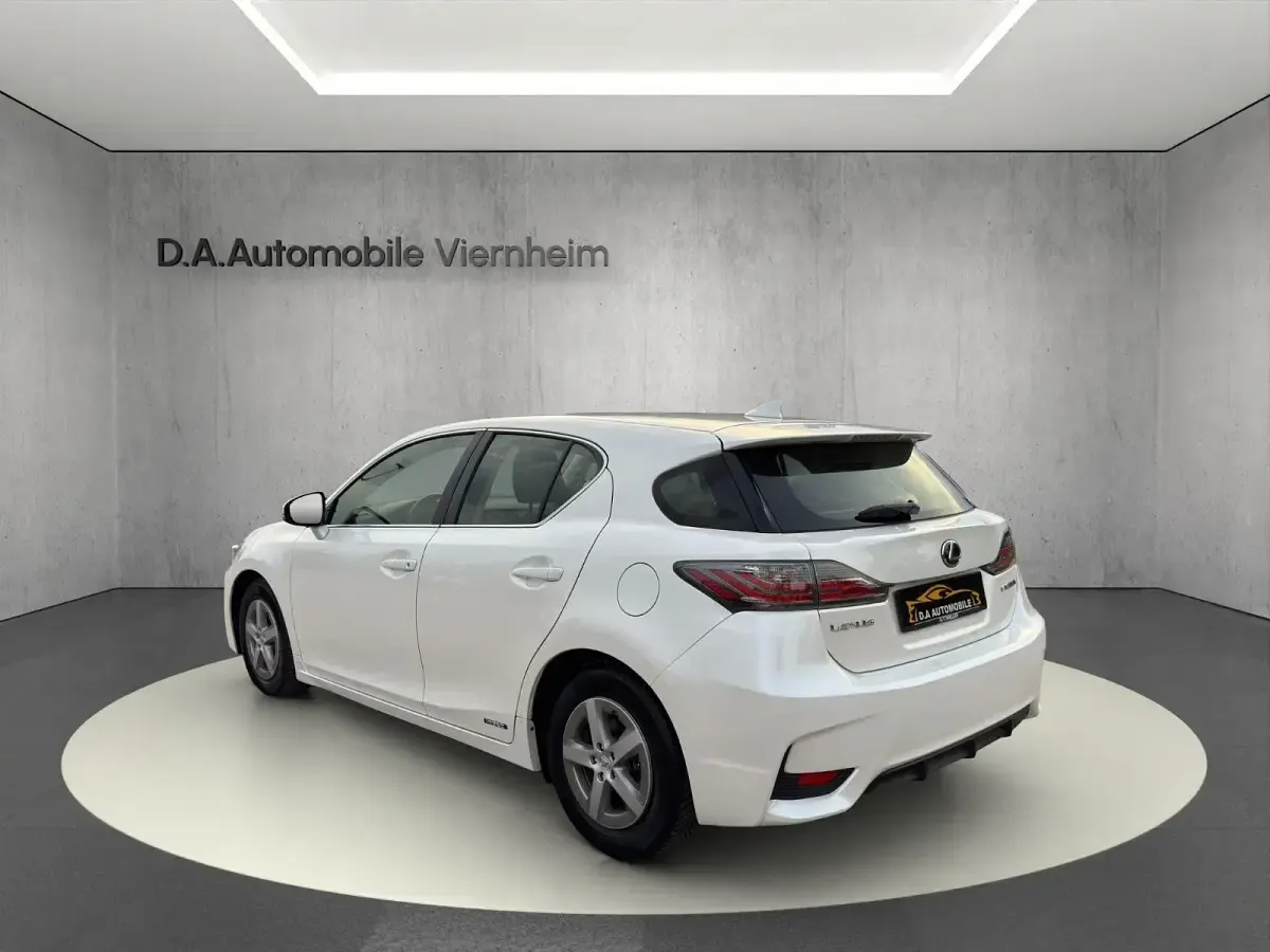 Gebraucht Lexus CT200h 136 PS (100 kW) 2017 Weiß Limousine