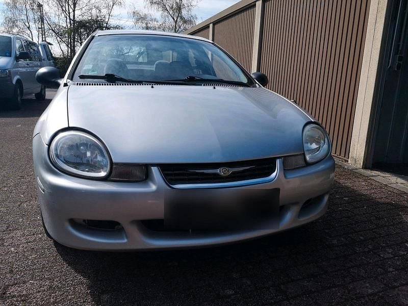 Second-hand Chrysler Neon 133 CP (97 kW) 2000 Argintiu Berlinǎ
