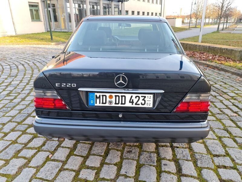 Gebraucht Mercedes E220 150 PS (110 kW) 1994 Schwarz Limousine