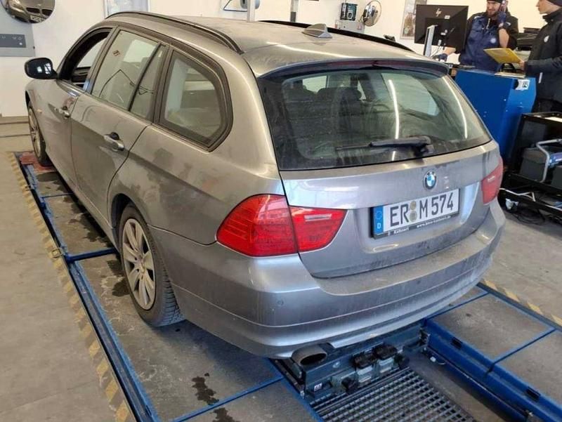 Gebraucht BMW 320 170 PS (125 kW) 2011 Grau Kombi