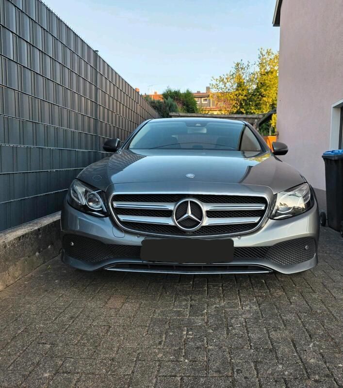Grau Gebraucht 2016 Mercedes E220 Limousine | 27.000 € (Teuer) - Bild 1/4